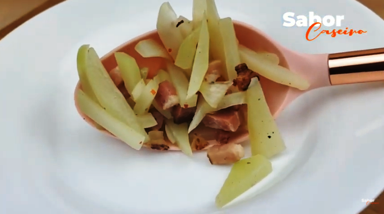 Uma Deliciosa Salada de Chuchu com Bacon e Limão